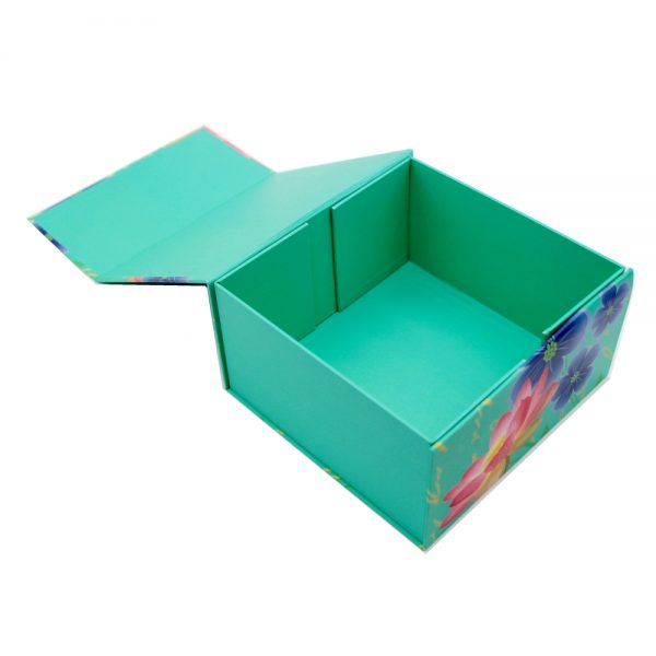 Luxury collapsible box with magnetic closure